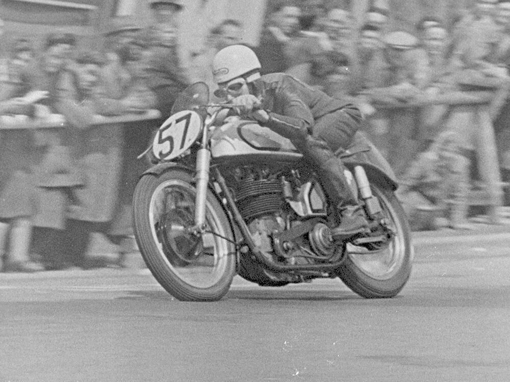 Geoff Duke em 1950 na Norton na Norton com quadro McCandless Featherbed