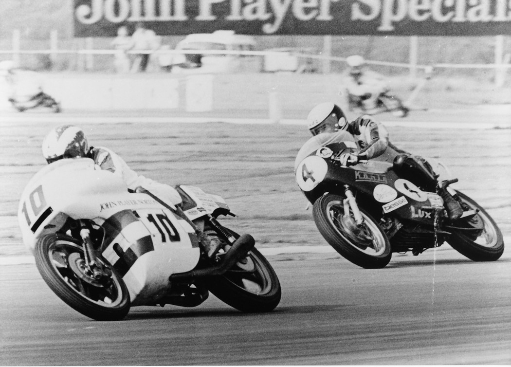 Kim Newcombe na sua Konig 680cc  persegue a Norton F750 de John Williams em Silverstone 1972