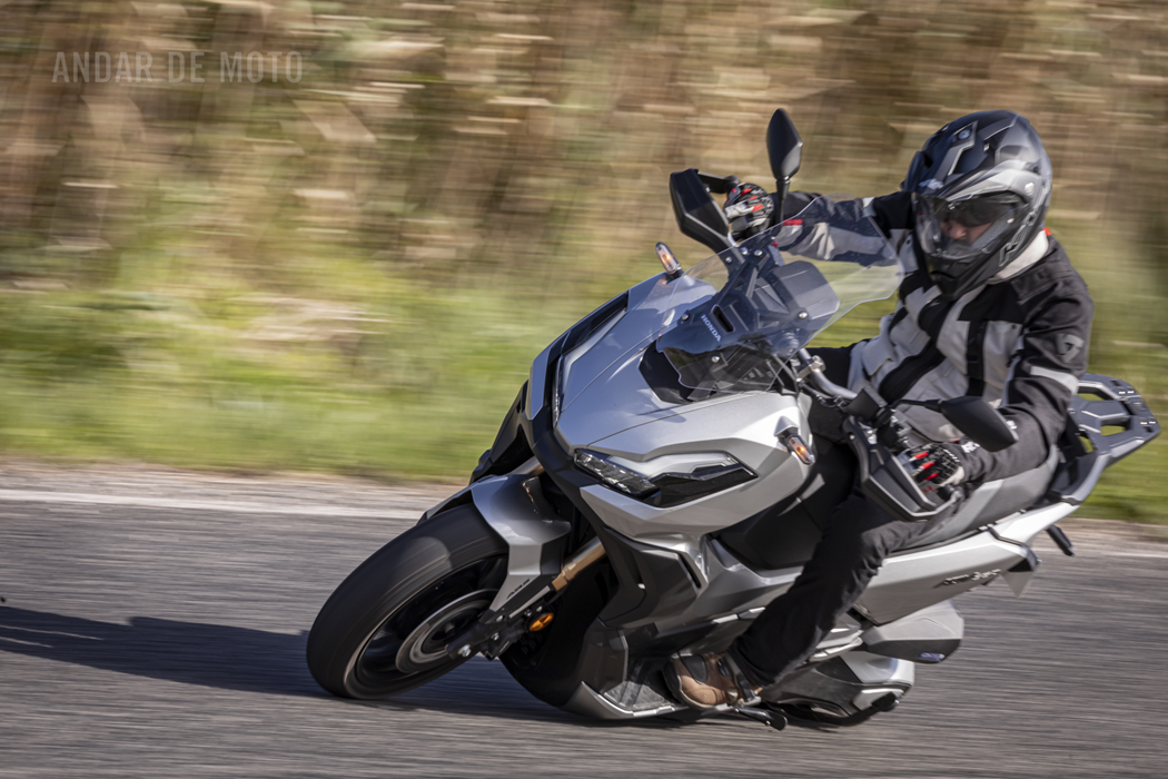 A Adv 350 consegue ser bastante lesta na maneira como carrega velocidade