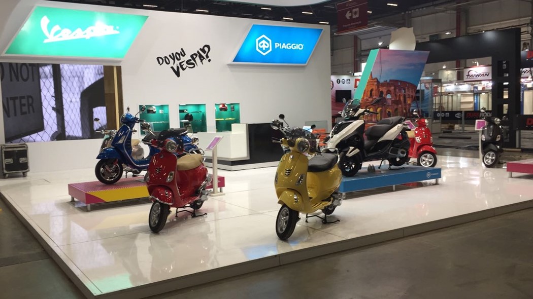 stande da Vespa no Salão Duas Rodas 2017  Arquivo Vespa