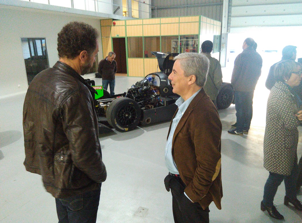  Stéphane Chosse, criador do Adess 03, em conversa com um dos presentes na apresentação do seu LMP3, que a partir de agora será fabricado em Portugal
