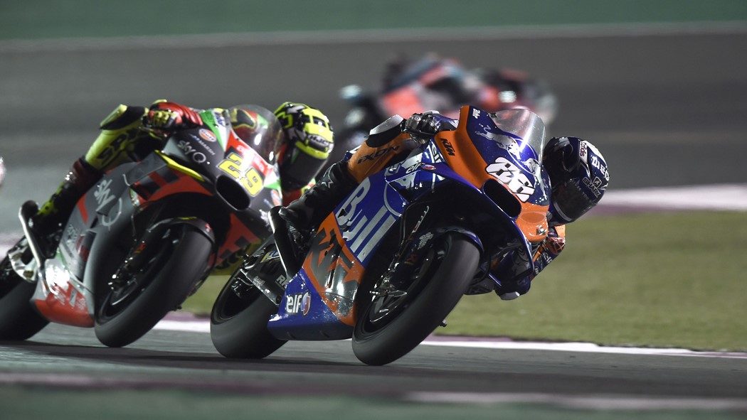 Miguel Oliveira a rodar à frente de Andrea Iannone