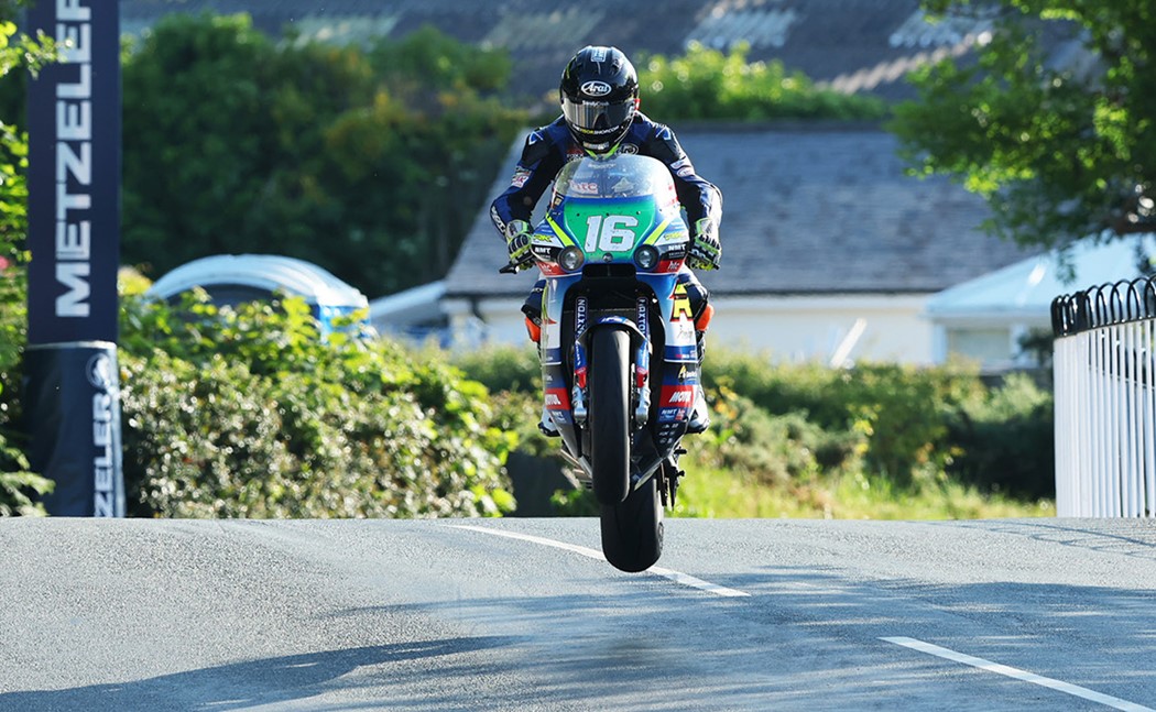 TT Ilha de Man 2023 – Michael Dunlop vence nas SuperTwin