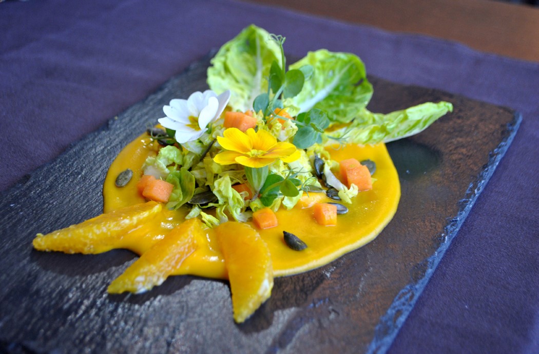 Entrada: Salada de abóbora e citrinos com folhagens tenras e pevides 