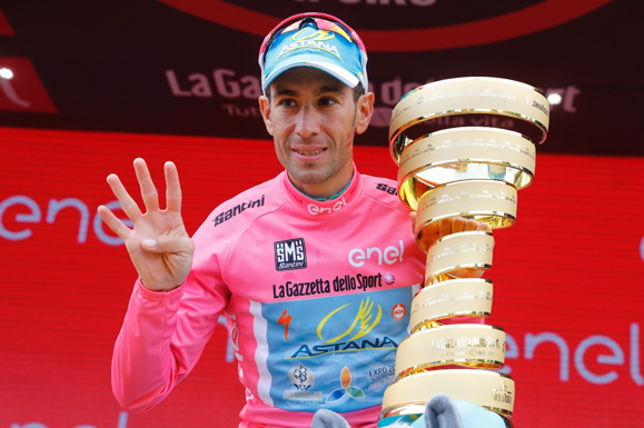 Italiano Vincenzo Nibali com o troféu após a conquista da 99.ª edição do Giro d’Italia (Credit LUK BENIES/AFP/Getty Images)