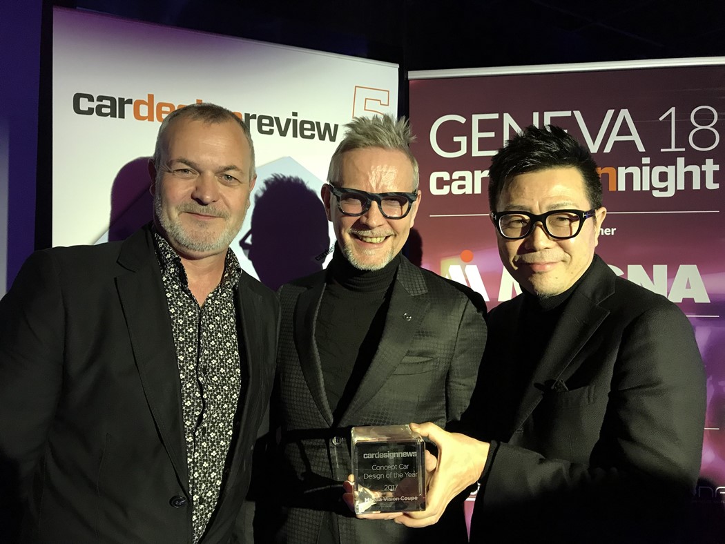 Chris Maillard (Editor da revista Car Design News), Kevin Rice (Director de Design, Mazda Motor Europe) e Yasushi Nakamuta (Director Geral da Divisão de Design, Mazda Motor Corporation)