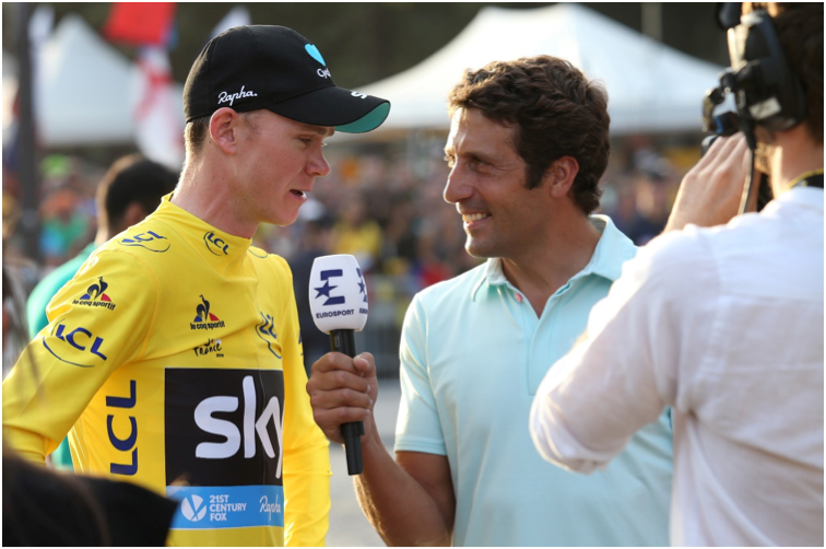 O vencedor da Volta a França 2016, Chris Froome,à conversa com Juan Antonio Flecha, para o Eurosport, depois da última etapa do Tour do ano passado /©Photo by Jean Catuffe/Getty Images