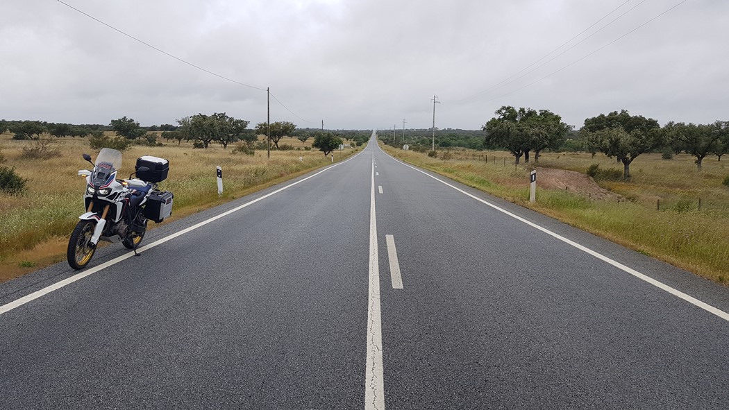 A estrada e a planície alentejana