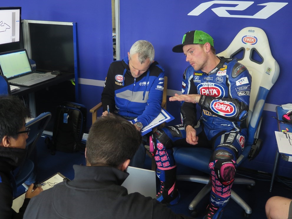 Lowes explica um detalhe ao seu técnico