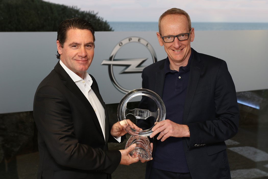 O Diretor-Geral da GM Portugal, João Falcão Neves (à esquerda), ofereceu ao CEO do Opel Group, Karl-Thomas Neumann, o ‘Volante de Cristal’ correspondente ao título de ‘Carro do Ano’ atribuído ao novo Opel Astra por um painel de 19 jornalistas portugueses
