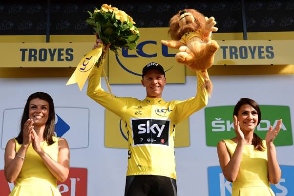 Chris Froome no pódio de camisola amarela, símbolo de líder do Tour. Créditos de foto: Philippe Lopez/AFP/Getty Images)