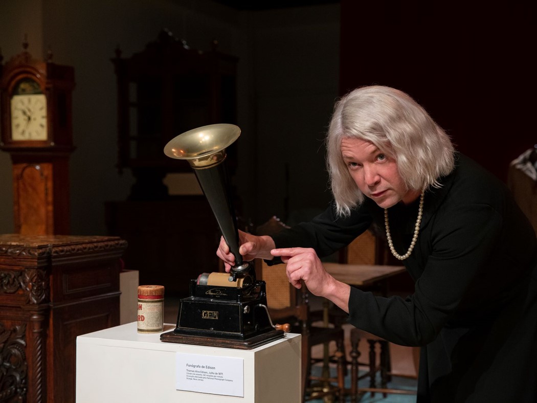 Marco D'Almeida, em Eu sou a minha própria mulher, de Doug Wright, com encenação de Carlos Avilez. Vencedor do 39ª edição do Festival de Almada