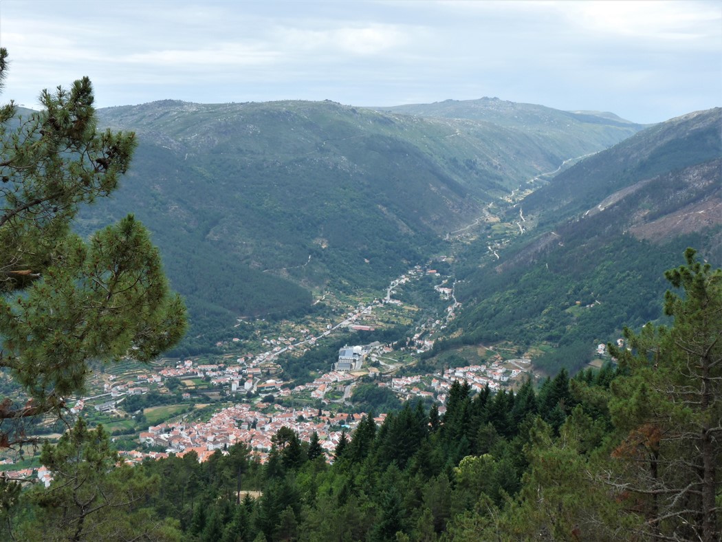 Manteigas, vale glaciar e a estrada ao longo da encosta