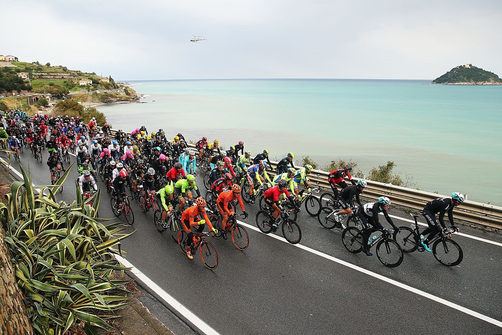 Pelotão em ação durante a Milano-Sanremo/© Getty Images/Bryn Lennon