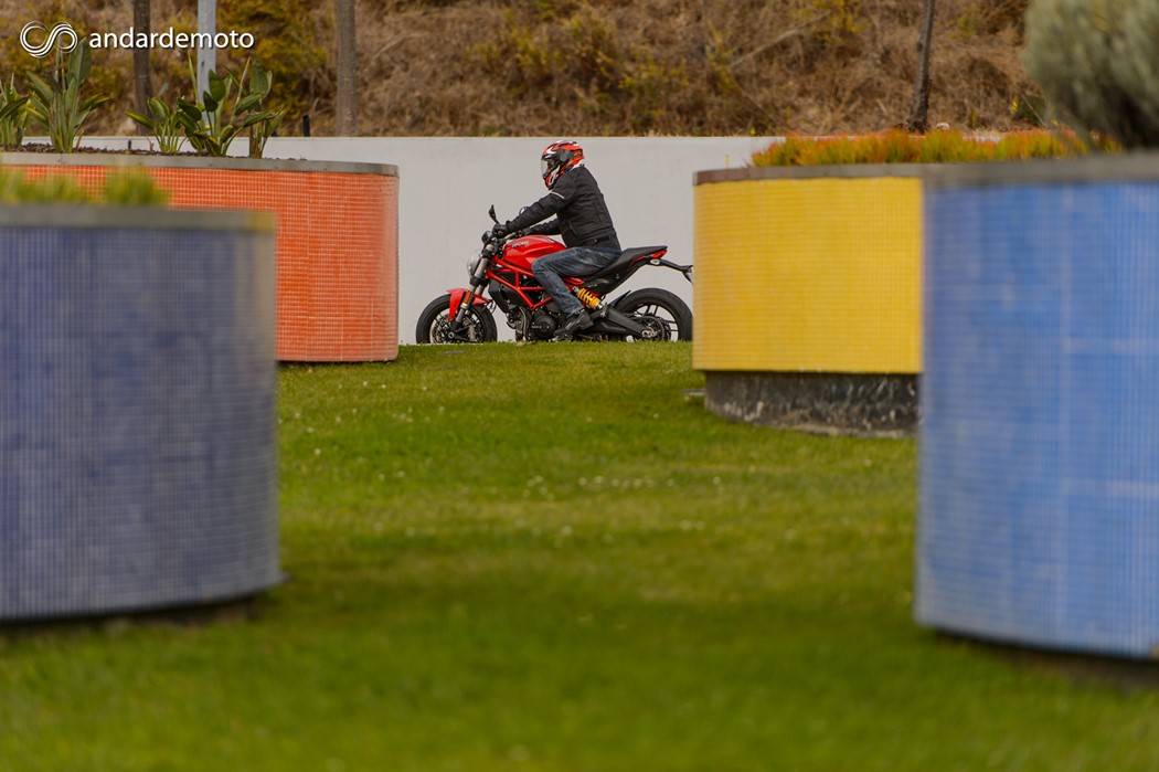 Criança Andando De Moto Com a Mão Levantada Imagem de Stock