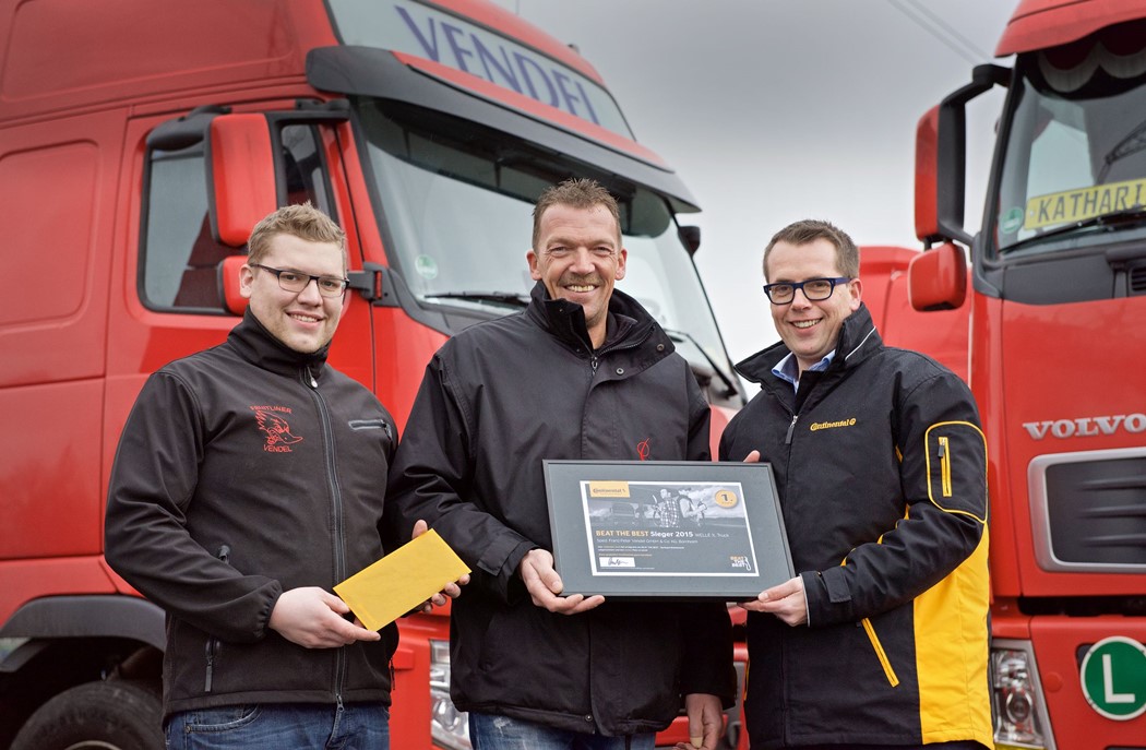 O certificado é entregue à empresa que ficou em primeiro lugar na Alemanha, a Vendel. Da esquerda para a direita: Michael Vendel, Herbert Vendel, Timo Röbbel.