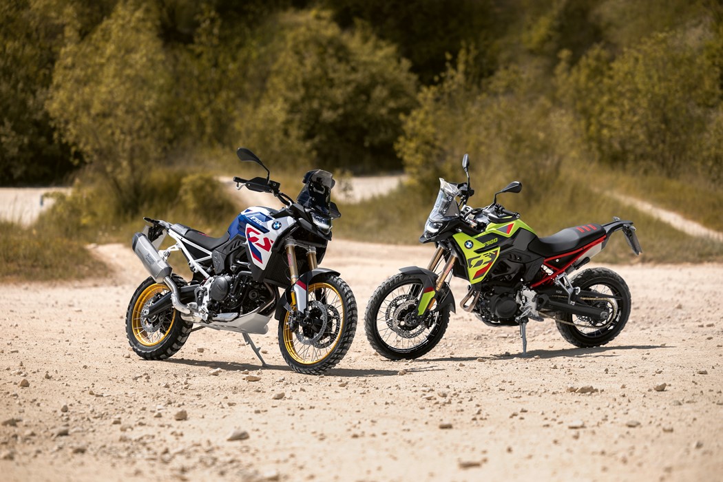 BMW F 900 GS em versão Passion em amarelo sólido e como versão GS Trophy em Lightwhite sólido/Racing Blue metálico