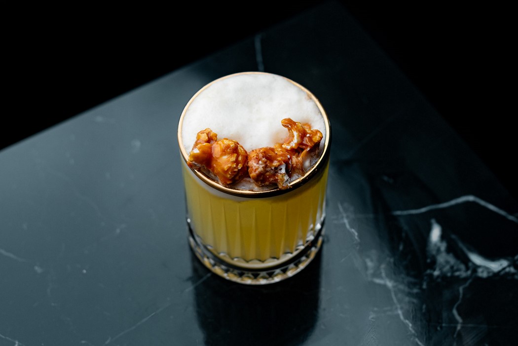 Whiskey sour de pipoca e caramelo salgado