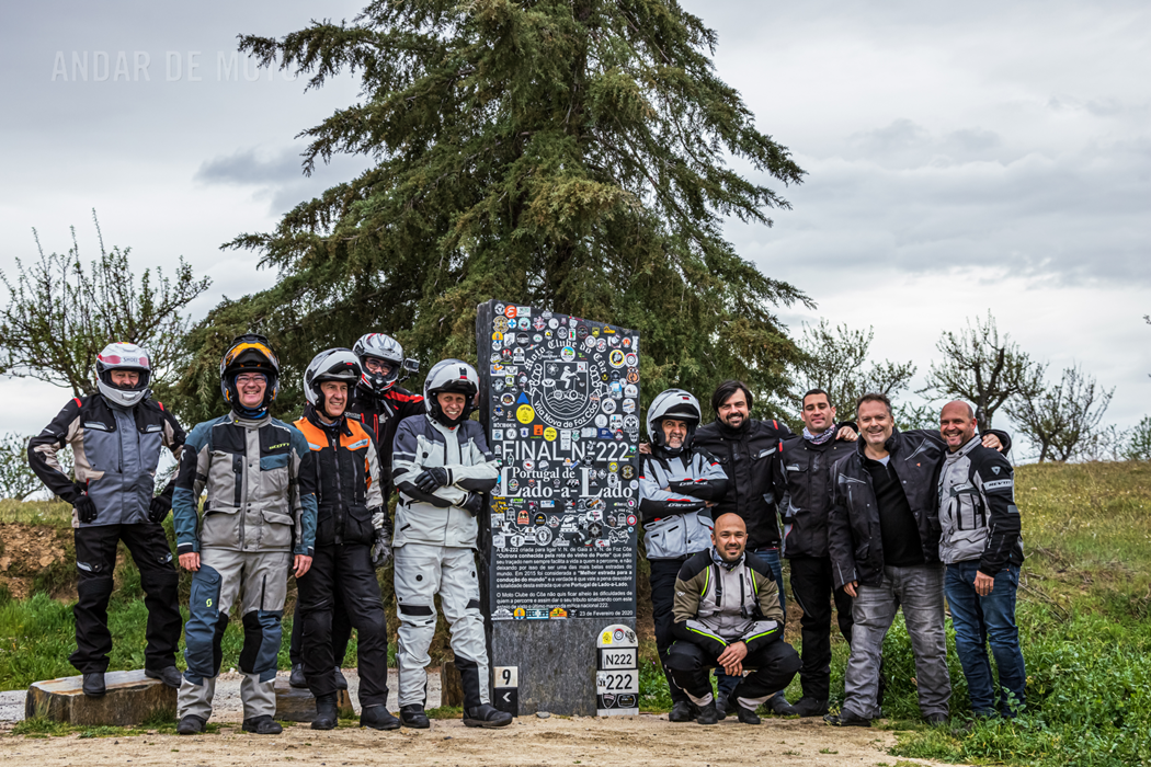 Uma breve paragem à entrada de Almendra, para uma foto de grupo no marco que assinala o fim do percurso da N222...