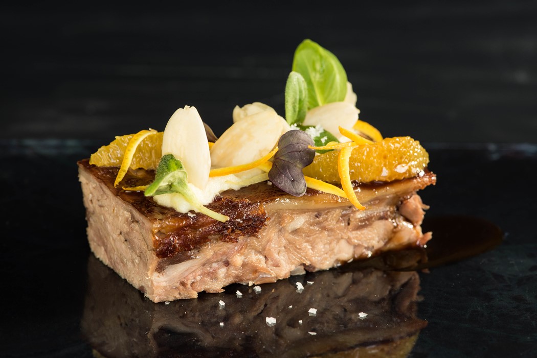 Leitão confitado, cabidela de batata e amêndoa do algarve