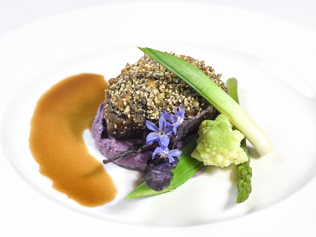 Black Angus com crosta de sementes e especiarias, puré de batata vitelotte