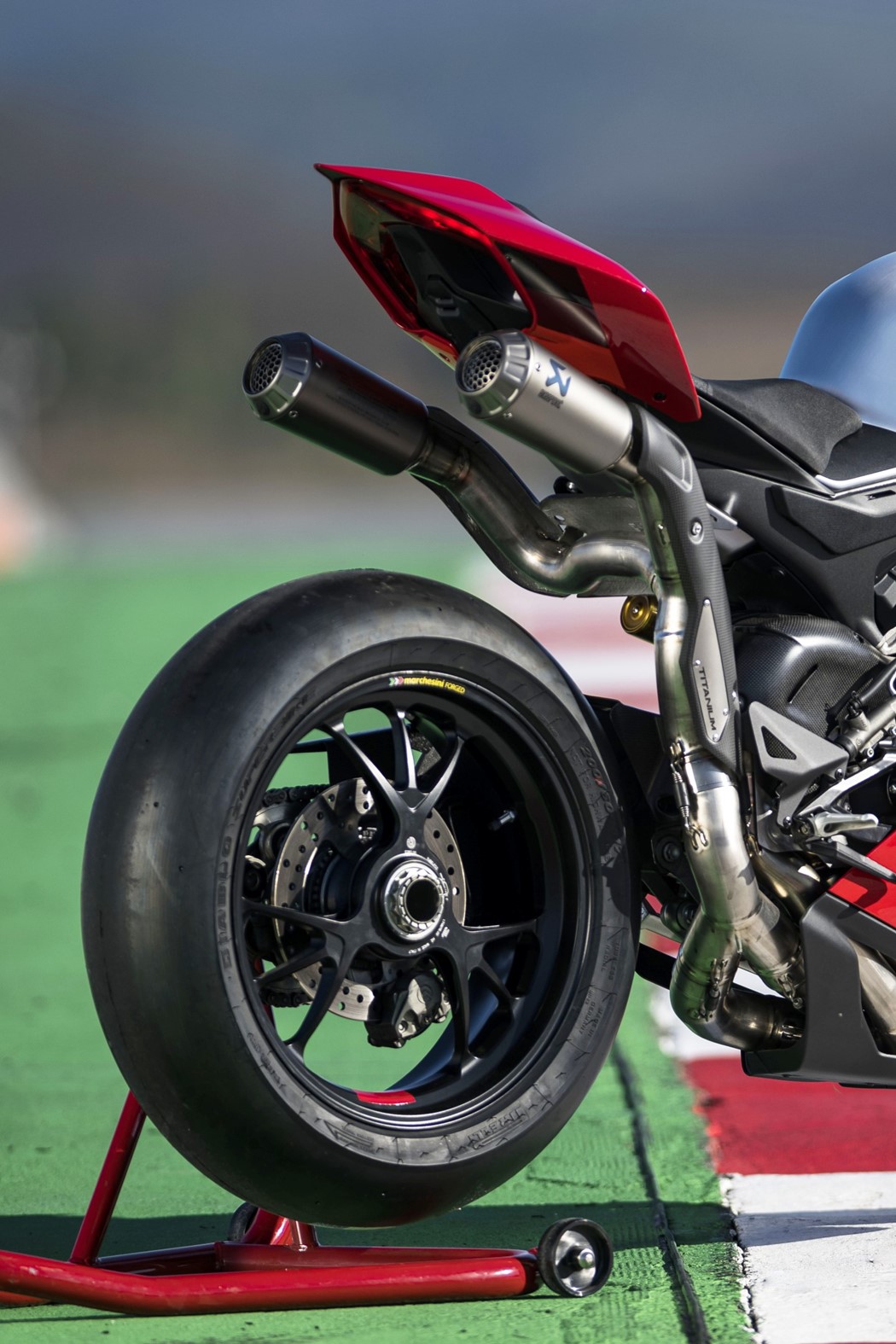 Ducati Panigale V4 R 2023 tem 218 cv de potência