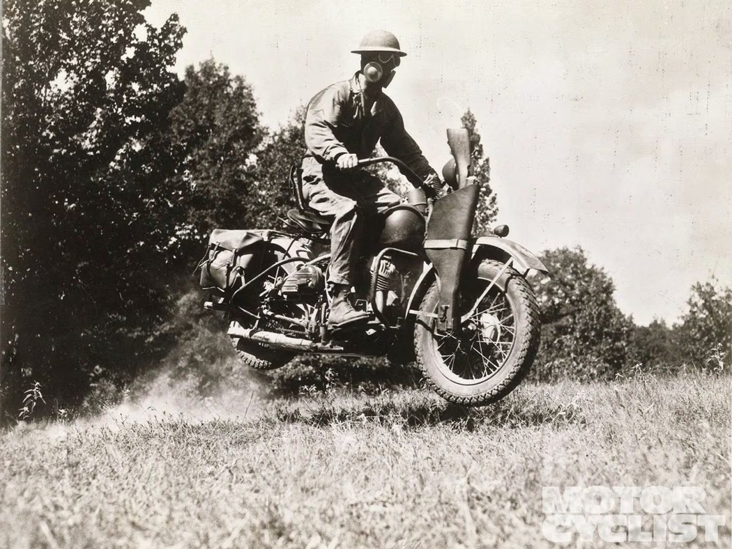 Mensageiro do exército americano em teste off-road, equipado com máscara de respiração, numa WLA (1939)