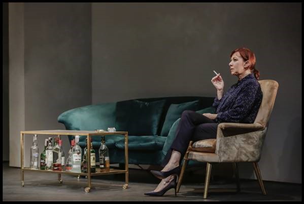 Maria João Abreu em "Fenda", com texto e encenação de Rodrigo Francisco   