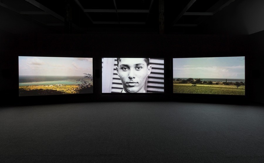 John Akomfrah, "The Unfinished Conversation", 2012 (video still). Vista da instalação: The Power Plant, Toronto, 2015. Em parceria com: Autograph ABP London. Cortesia de / Courtesy: John Akomfrah; Smoking Dogs Films; Lisson Gallery. Fotografia / Photograph: Toni Hafkenscheid.