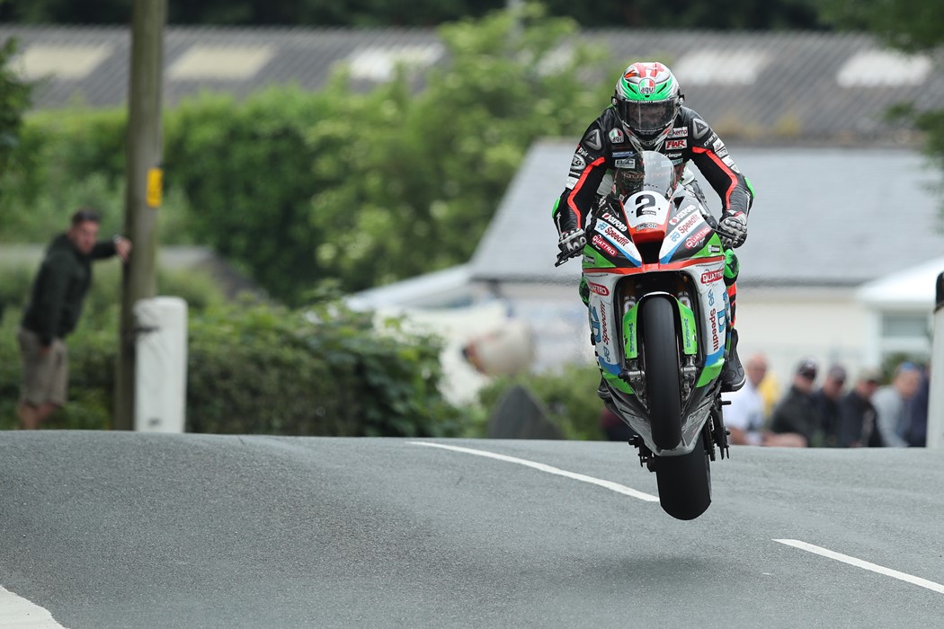 Michael Dunlop vence a primeira corrida do TT da Ilha de Man 2018