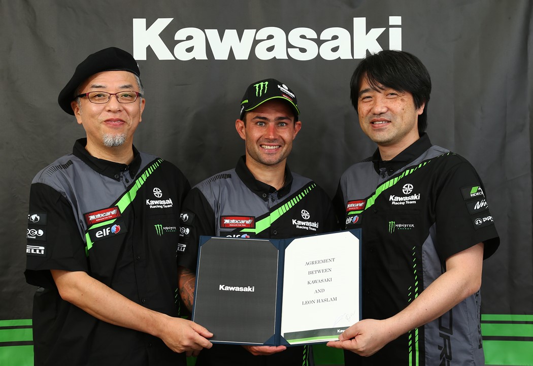 Os Srs. Ondo e Matsuda da Kawasaki rodeiam Haslam e exibem o contrato