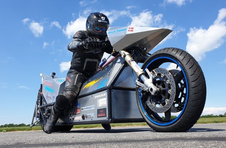 Sim, o eixo dianteiro foi tirado duma Yamaha R1