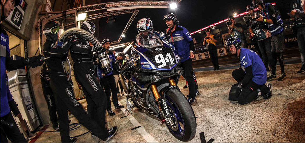 Christophe Guyot, manager da GMT94, ao centro, numa troca de pilotos