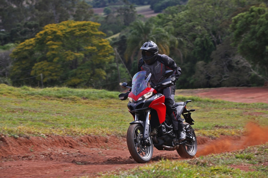 Curso de suspensão de 170 mm permite que a Multistrada 950 encare estradas de terra sem problemas
