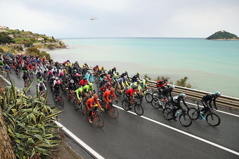 Pelotão durante a Milano-Sanremo. Créditos de foto: Getty Images/Bryn Lennon