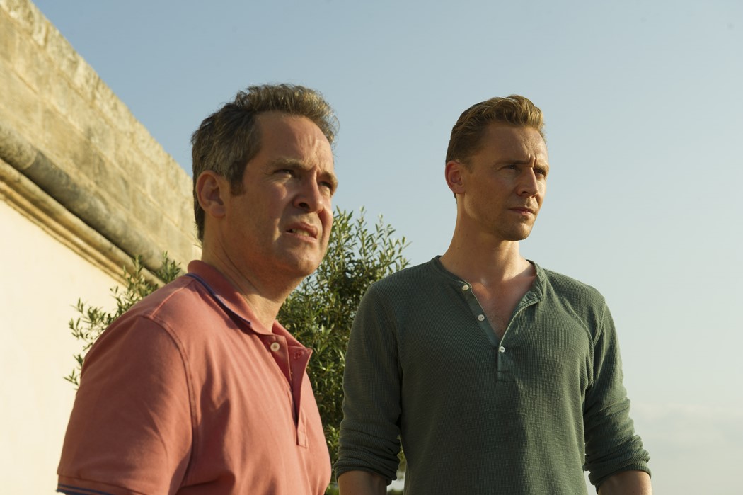 Des Willie, Corky (Tom Hollander), Pine (Tom Hiddleston) ©2015 The Night Manager Limited. All Rights Reserved