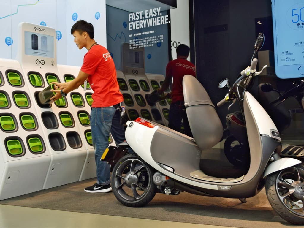 A Gogoro foi uma das primeiras marcas a apostar nas baterias removíveis, criando inclusivamente postos de troca rápida e carregamento das suas baterias