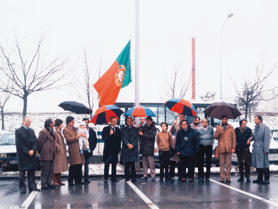 CERN, janeiro de 1986. Primeiro hastear da bandeira portuguesa no CERN, com o Diretor-geral do CERN, Herwig Schopper, o Secretário de Estado da Ciência e Tecnologia, Eduardo Arantes e Oliveira, e alguns físicos portugueses, entre eles José Mariano Gago, fundador do LIP. (© CERN, 1986)