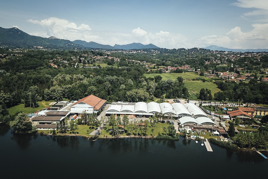 Instalações MV Agusta em Schiranna frente ao lago Varese.