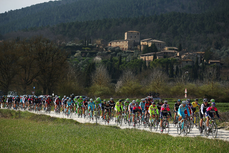 O pelotão durante a edição 2016 da Strade Bianche. Foto©Getty Images/ Bryn Lennon