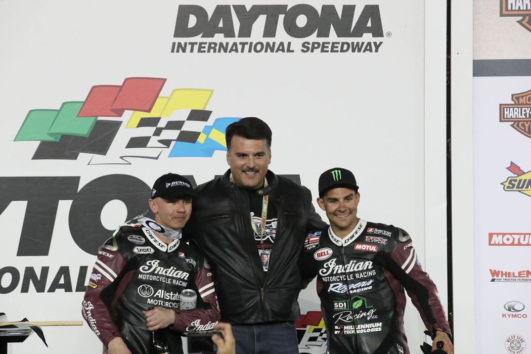 Bryan Smith, Steve Menneto, Vice Presidente da Polaris, responsável pelo departamento de motociclos e Jared Mees no pódio de Daytona