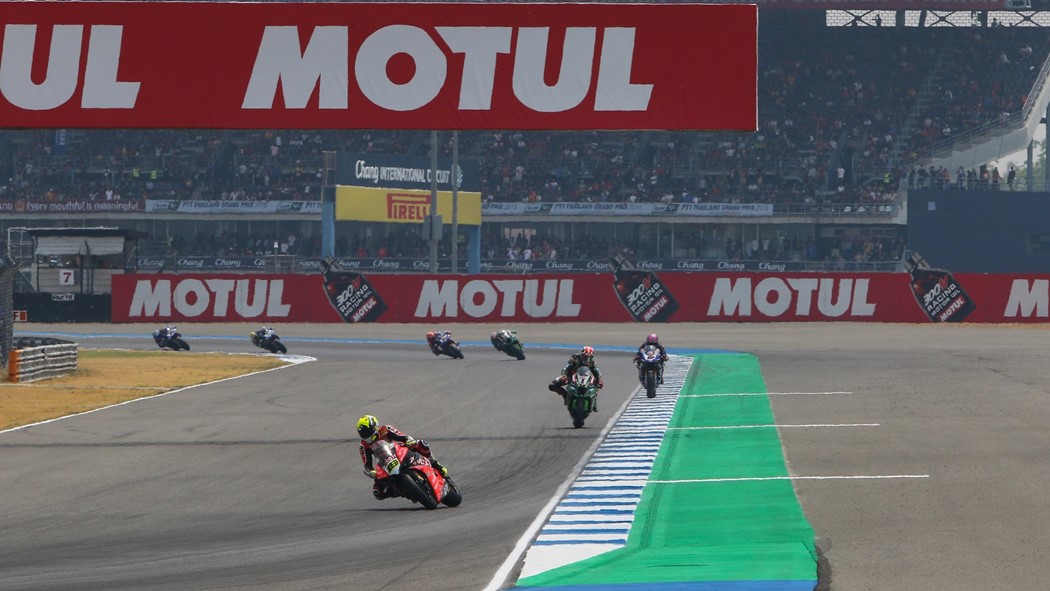 Uma imagem repetida: Alvaro Bautista a liderar uma corrida de Superbike