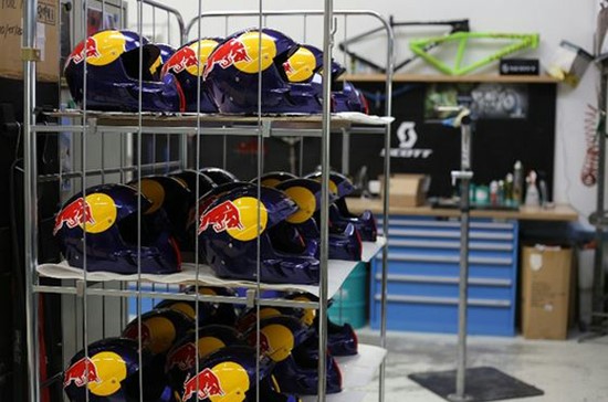 Os capacetes SCOTT Picton para a Infiniti Red Bull Racing, prontos a serem entregues à equipa no próximo GP de Barcelona.