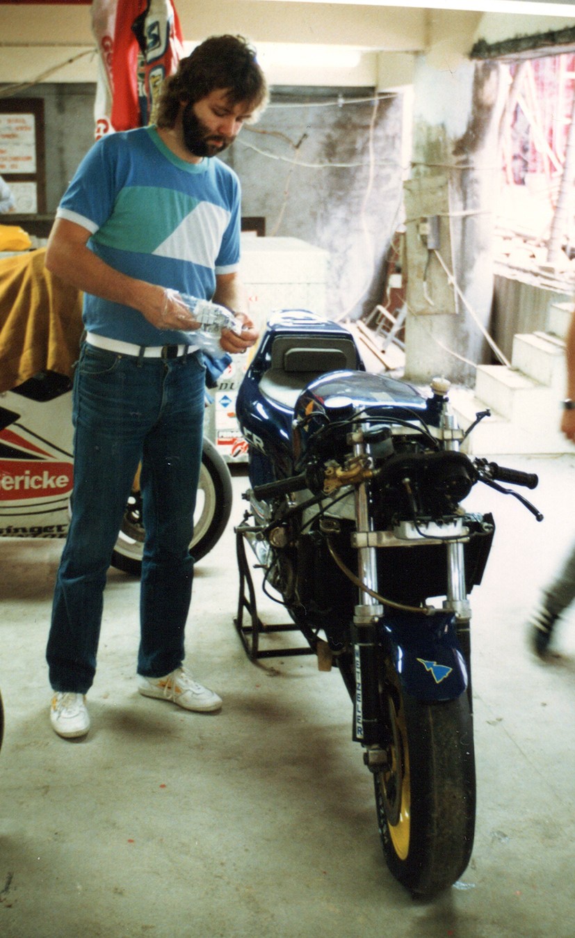 O Viggen vê-se claramente no guarda-lamas da Honda RS