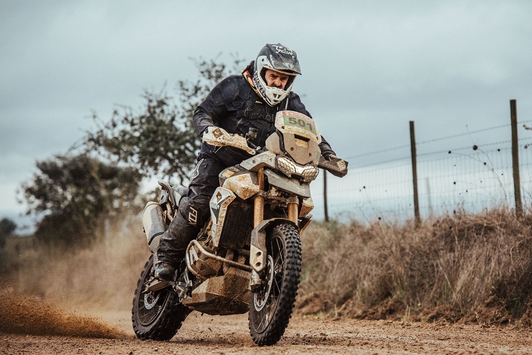 Filipe Elias e Triumph Tiger 900 Rally Pro - foto de Bruno Barata