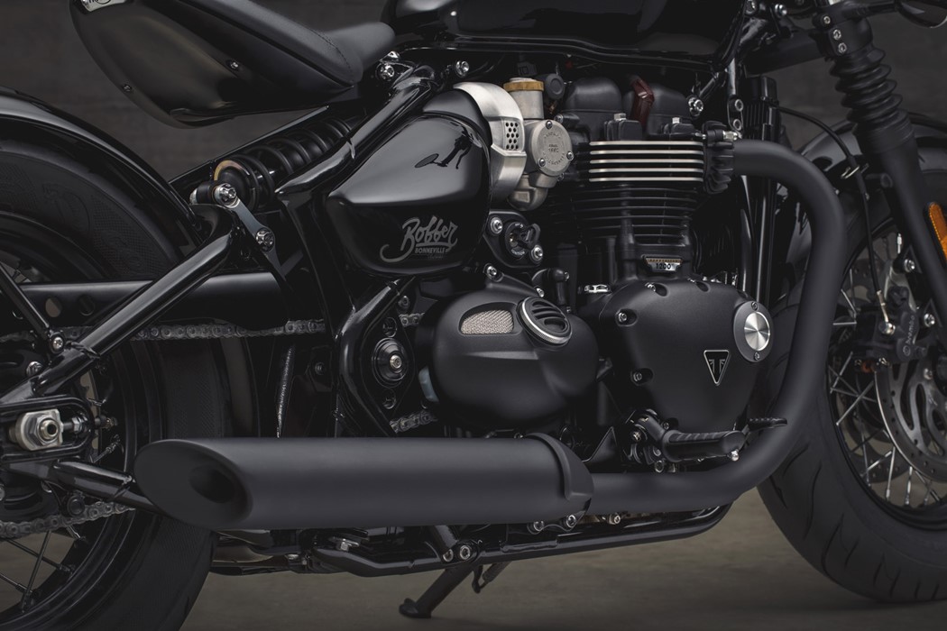 Com 77 cavalos de potência, o motor de dois cilindros desta Bonneville agora é todo pintado de preto