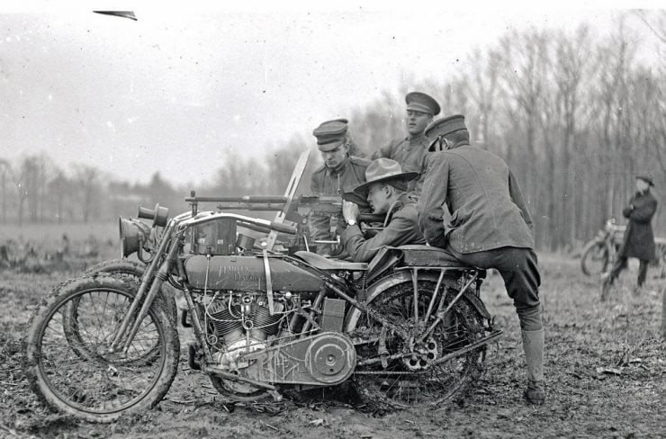A H-D equipada com o side-car especialmente desenvolvido para o exército por William Harley, com instalação de uma metralhadora pesada (1916)