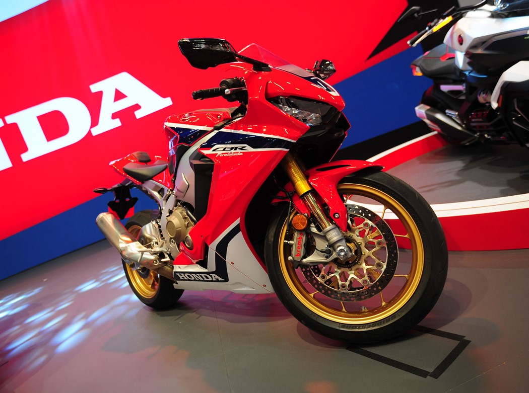 Nova Honda CBR 1000RR chega em duas versões: ABS, por R$ 69.900; e a SP (foto) por R$ 79.900