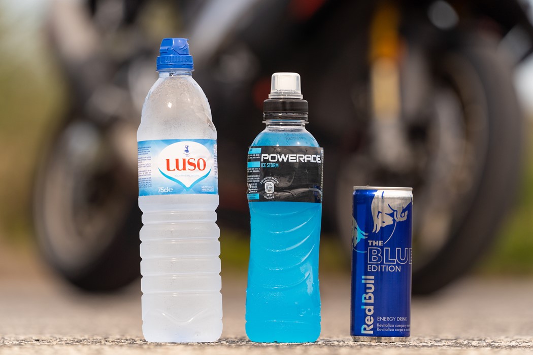 Mantenha o corpo hidratado. As bebidas energéticas são uma boa opção