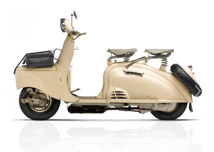 Esta é a Peugeot S55 de 1953, a primeira scooter fabricada pela marca francesa, e que, de certa forma, serviu de inspiração à Django